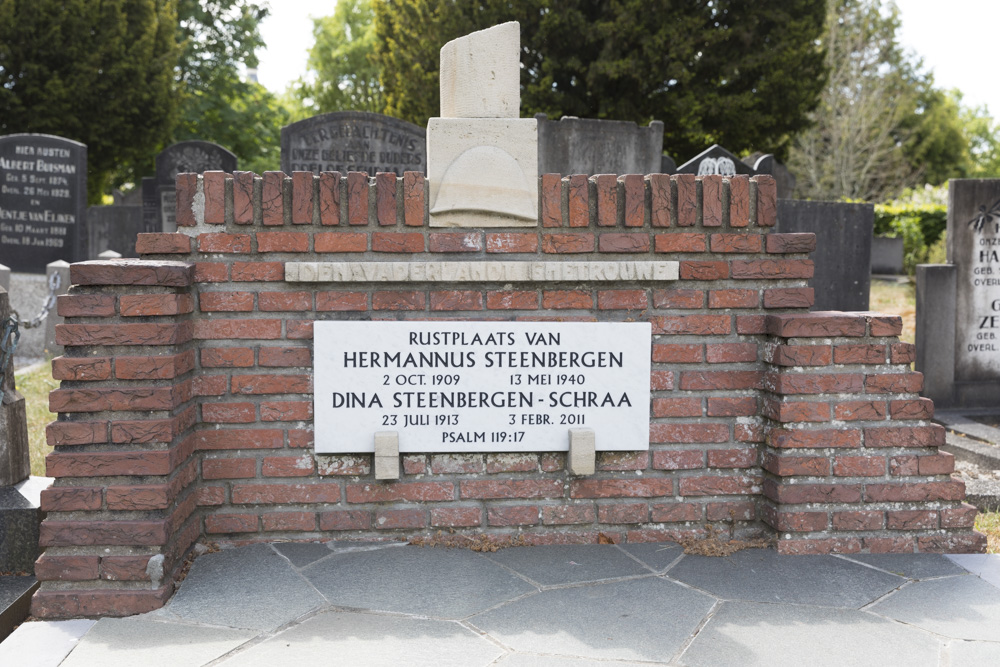 Dutch War Graves Municipal Cemetery Zwartsluis #1