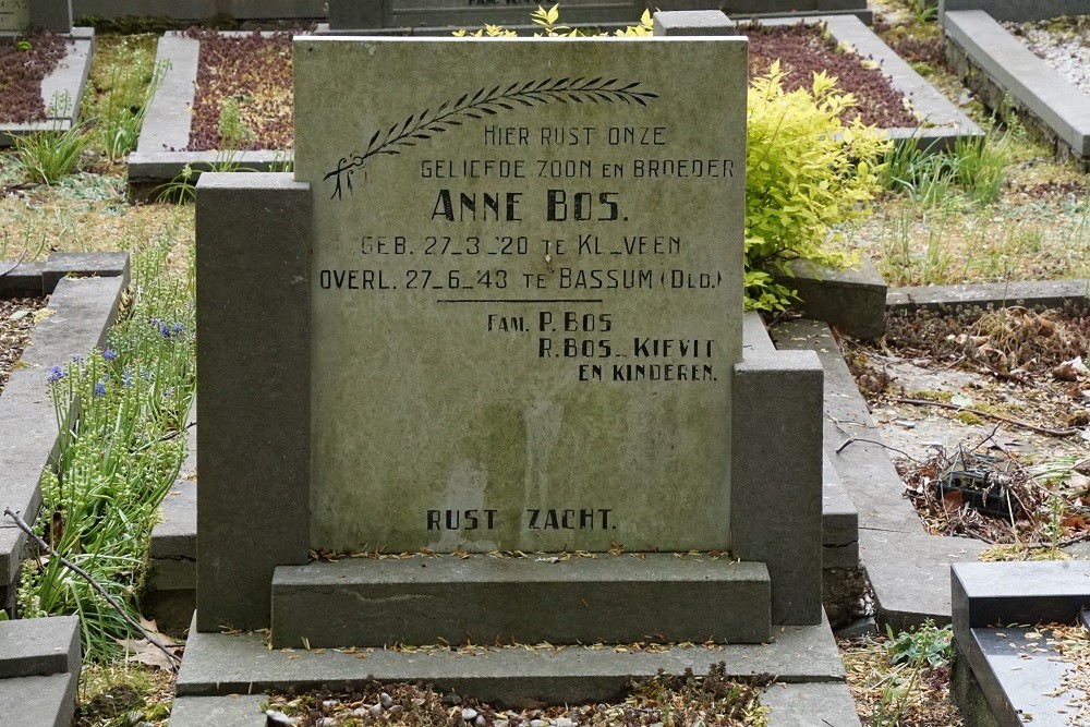 Dutch War Graves Municipal Cemetery Klazienaveen #4