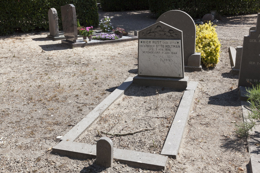 Dutch War Grave New Municipal Cemetery Aalsmeer #2