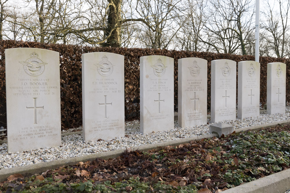 Commonwealth War Graves General Cemetery Buren