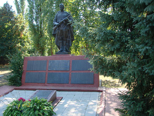 Massagraf Sovjetsoldaten & Oorlogsmonument Zazimye