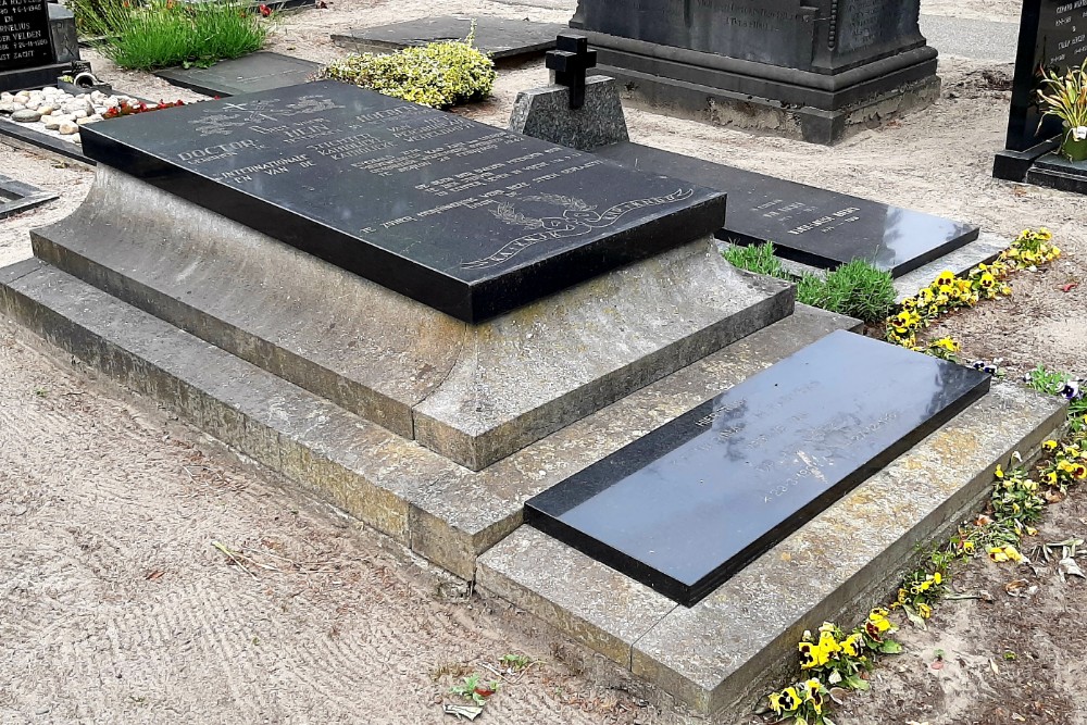 Dutch War Grave Roman Catholic Cemetery Teteringen #1