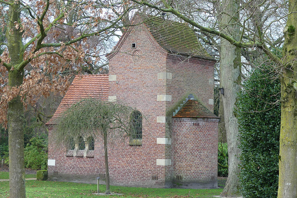 Een groot groen grasveld en twee stenen