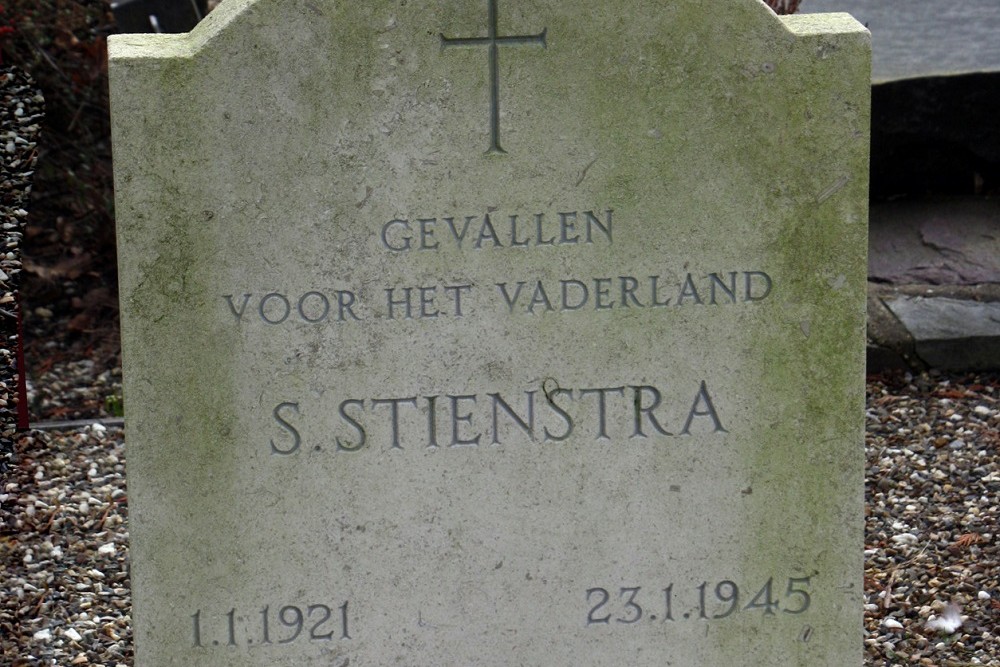 Nederlandse Oorlogsgraven Rooms Katholieke Begraafplaats Sint Jan Evangelist Hoensbroek #2