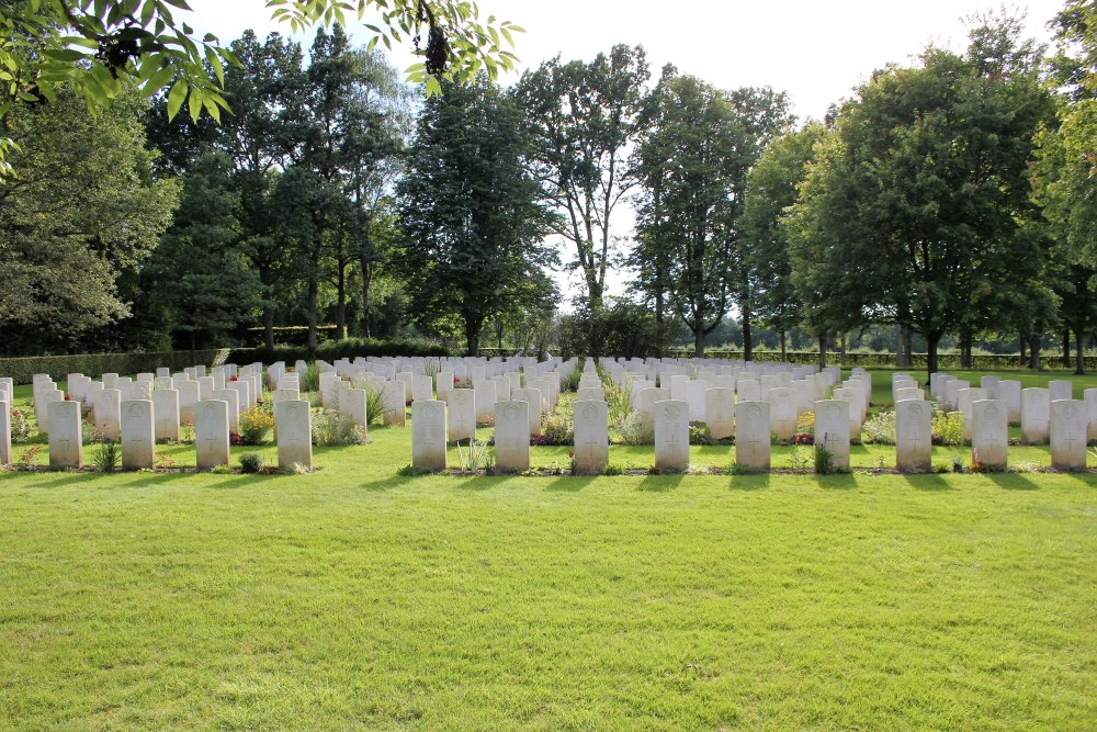 Commonwealth War Cemetery Hotton #3