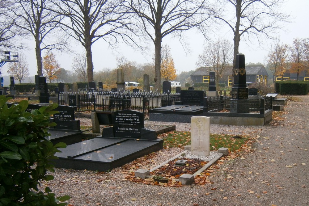 Commonwealth War Grave Municipal Cemetery Midwolda #3