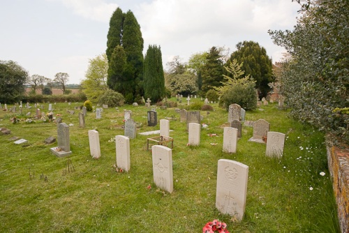 Commonwealth War Graves St Mary the Virgin Churchyard