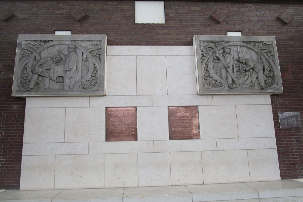 Monument en Plaquettes Omgekomen NS-Medewerkers Amersfoort