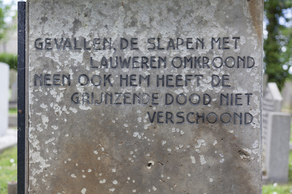 Nederlands Grafmonument Gemeentelijke Begraafplaats Kuinre #3