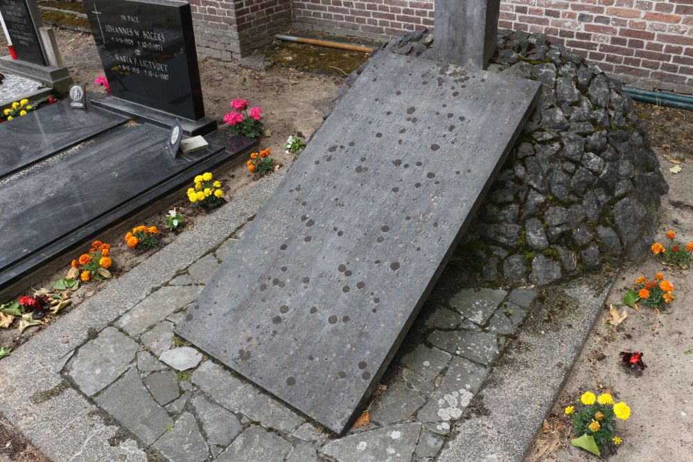 Graven Nederlandse Burgerslachtoffers Rooms Katholiek Kerkhof Oosteind #2