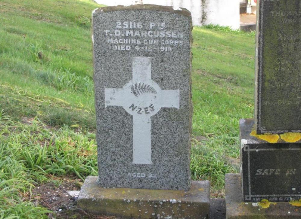 Commonwealth War Grave Bluff Cemetery