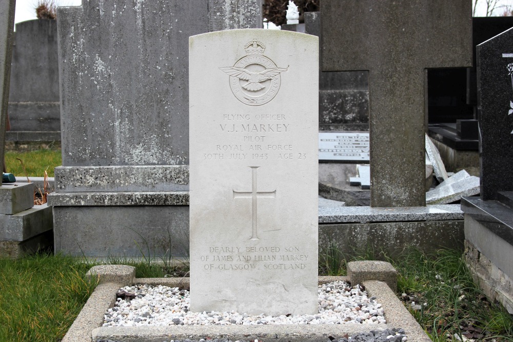 Commonwealth War Grave Avekapelle #3