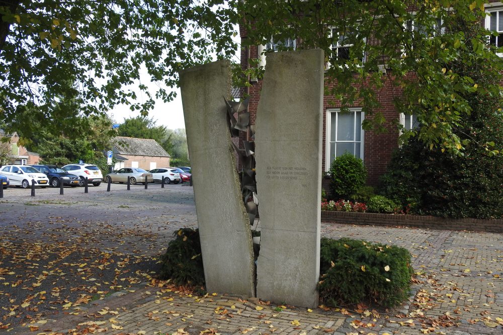 Vredesmonument Wijk en Aalburg #1