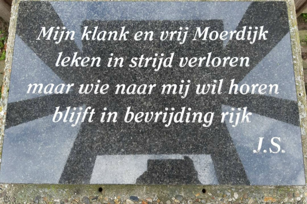 Bevrijdingsmonument Klokkestoel Moerdijk #2