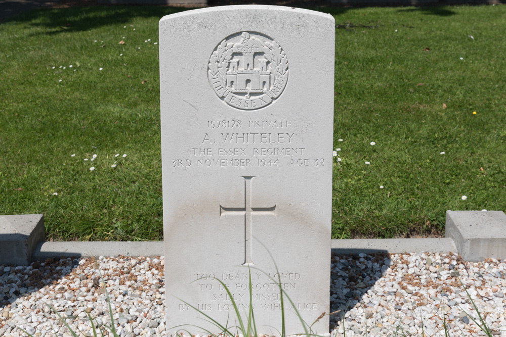 Commonwealth War Graves Protestant Cemetery Fijnaart #3