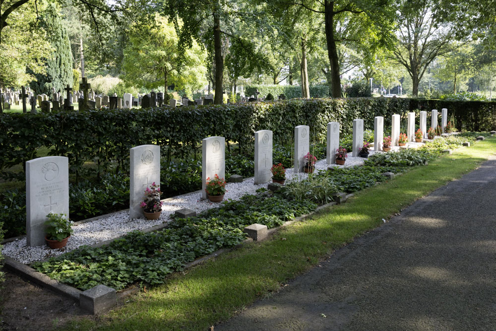 Commonwealth War Graves Municipal Cemetery Oldenzaal #1