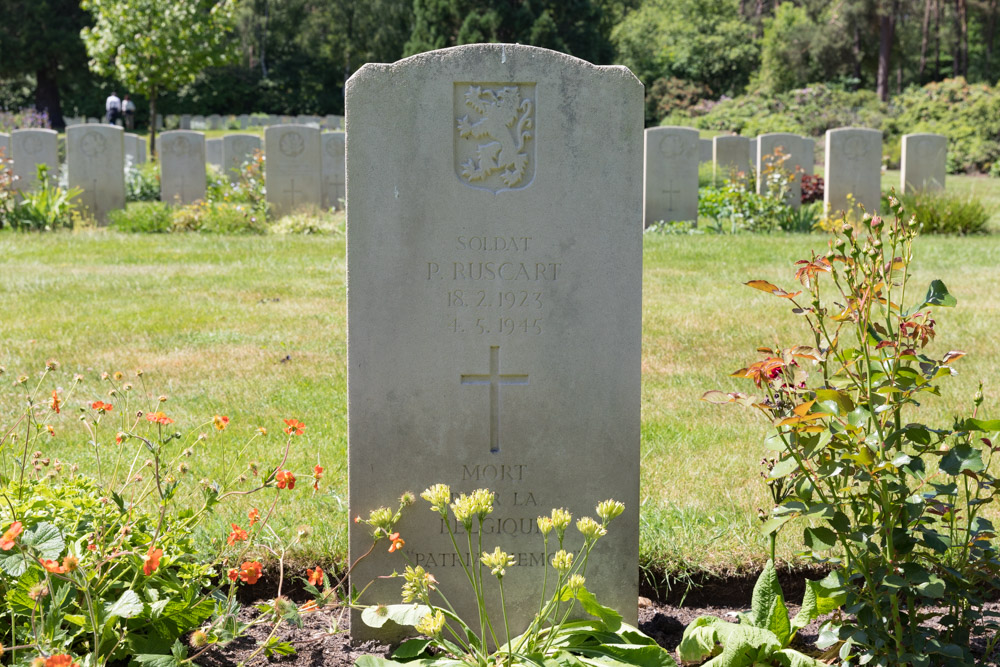 Holten Canadian War Cemetery #4