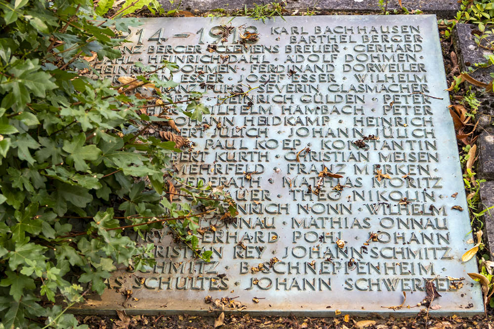 Oorlogsmonument Begraafplaats Blatzheim #5
