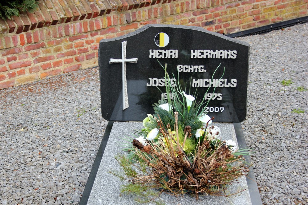 Belgian Graves Veterans Wilderen Churchyard #1