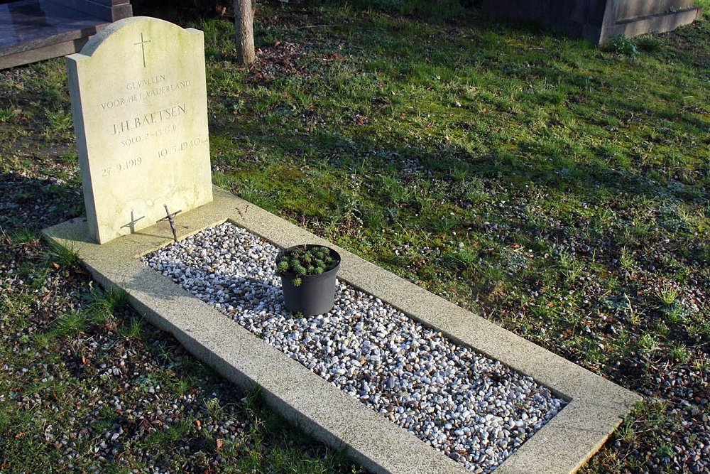 Dutch War Graves Oostermaas Municipal Cemetery #1