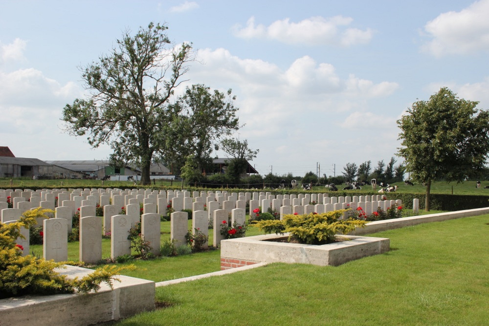 Commonwealth War Cemetery Cinq Rues #2