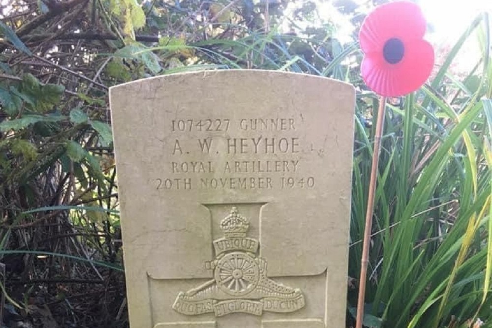 Commonwealth War Grave St Peter and St Paul Churchyard #1