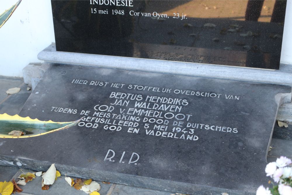 Dutch War Graves and Memorial Roman Catholic Cemetery Beneden-Leeuwen #5