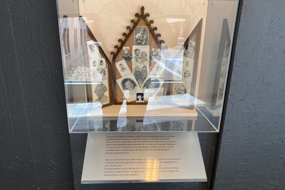 Monument Omgekomen Kinderen Stadhuis Nijmegen