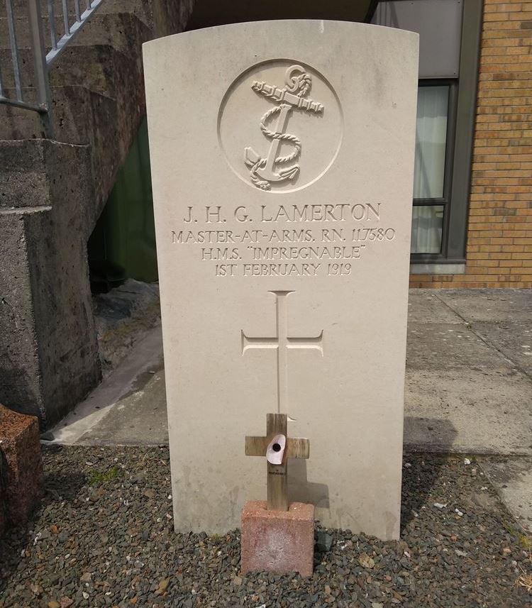 Commonwealth War Grave Saltash Baptist Chapelyard