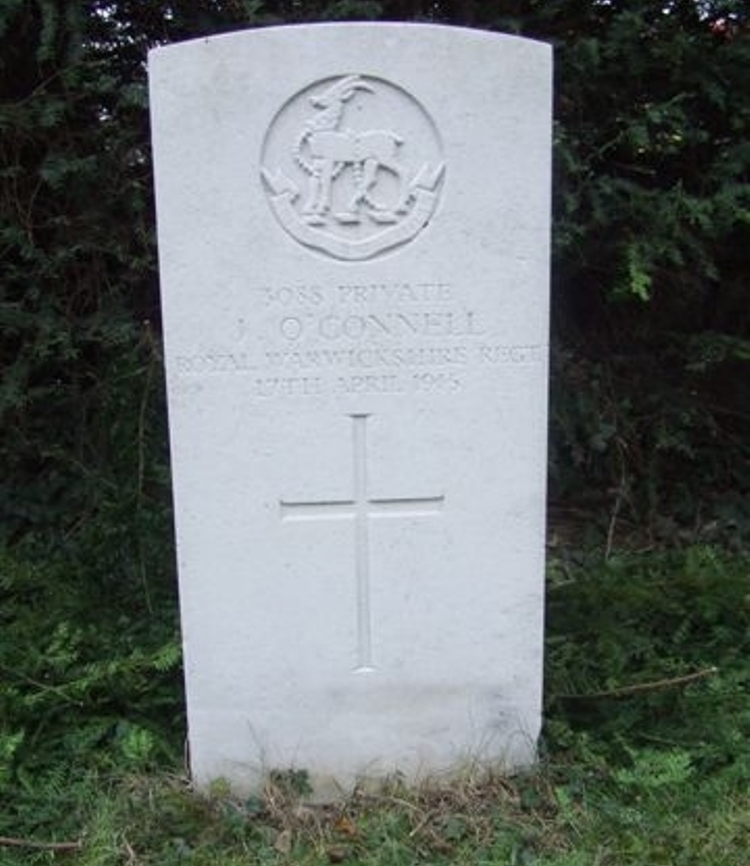 Oorlogsgraf van het Gemenebest Holy Family Roman Catholic Churchyard