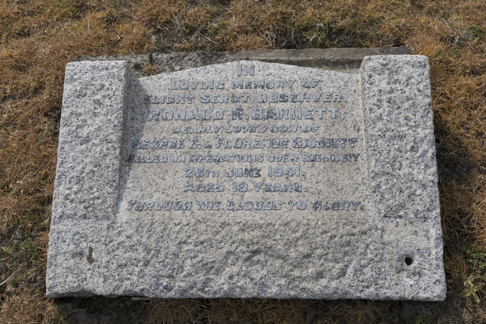 Commonwealth War Graves All Saints Churchyard #5