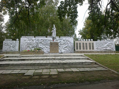 Massagraf Sovjetsoldaten & Oorlogsmonument Staromykhailivka