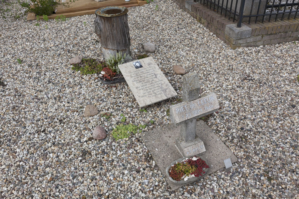 Dutch War Graves Protestant Cemetery Driel #3