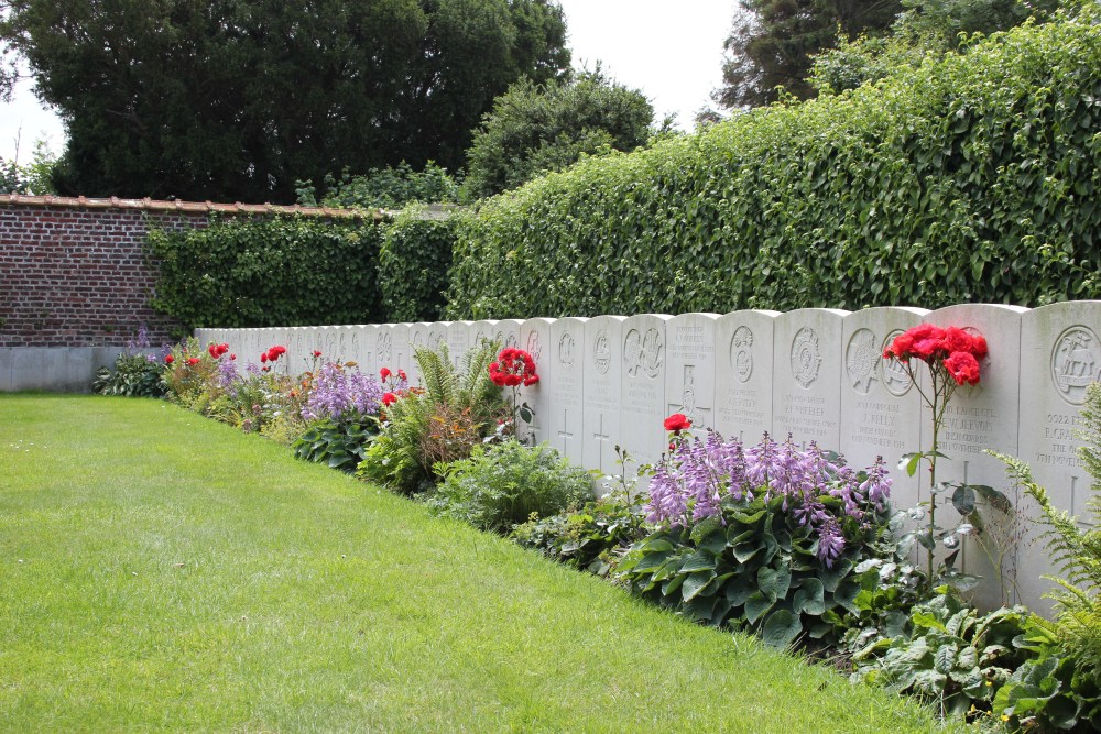 Commonwealth War Cemetery Poperinghe Old #1