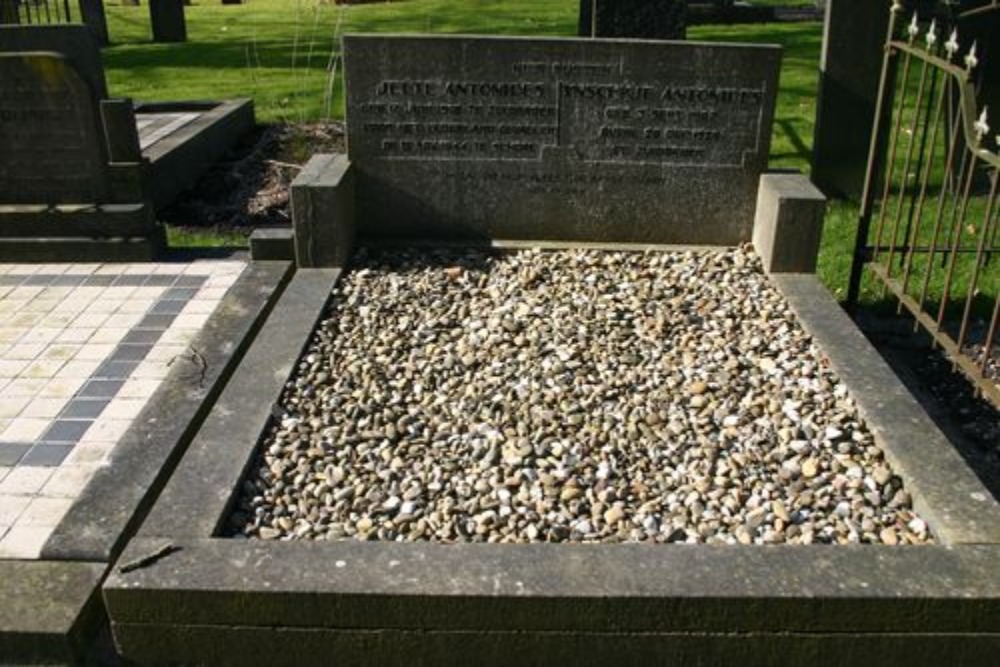 Dutch War Grave Zuidbroek
