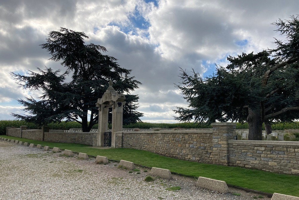 Commonwealth War Cemetery Noyelles-sur-Mer (Chinese) #2