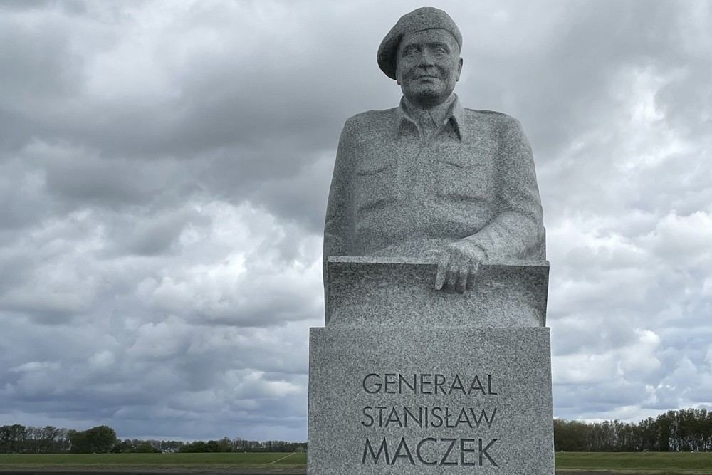 Monument Generaal Stanislaw Maczek #5