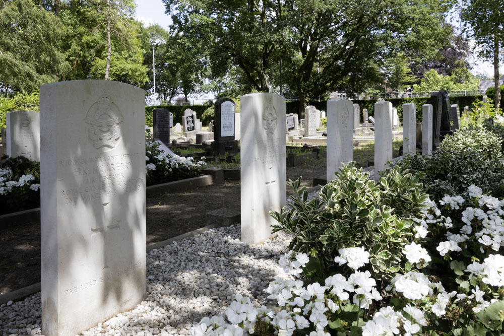 Commonwealth War Graves General Cemetery Bathmen #3