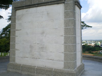 Monument Ononderhouden Graven Singapore #1