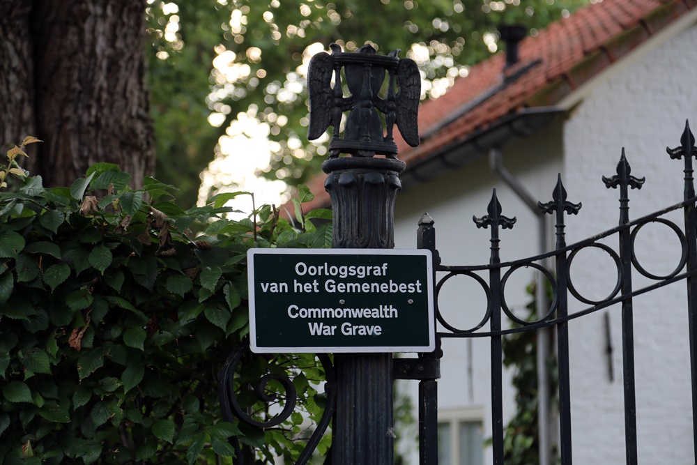 Commonwealth War Grave Old General Cemetery Breukelen #2