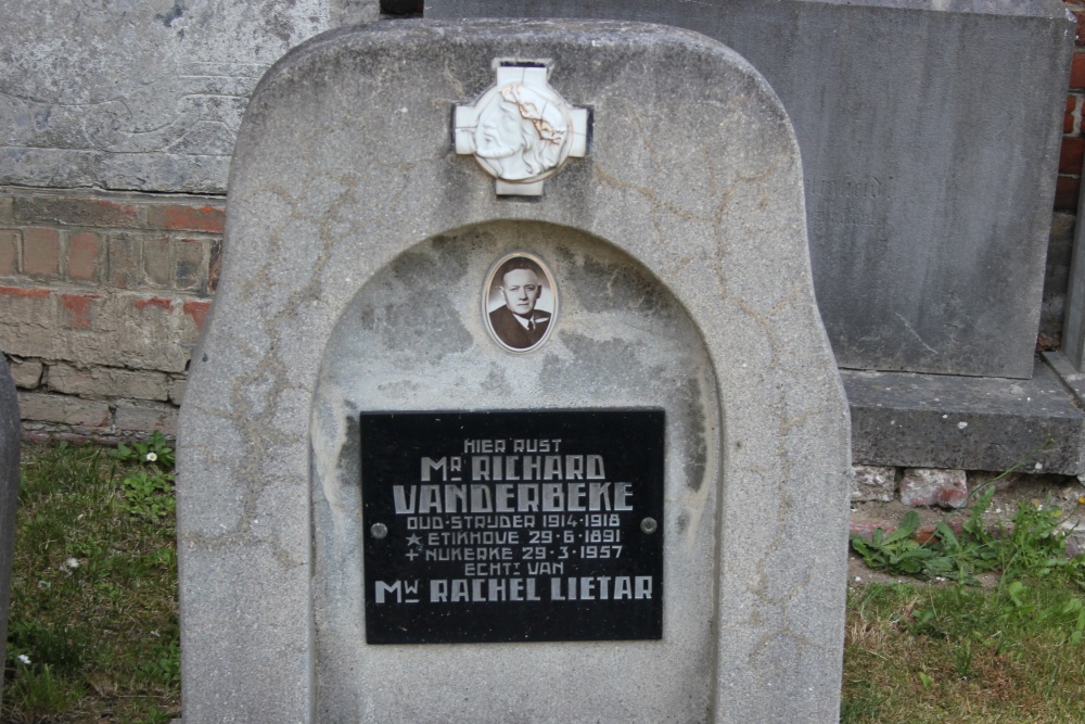 Belgian Graves Veterans Nukerke Churchyard #4