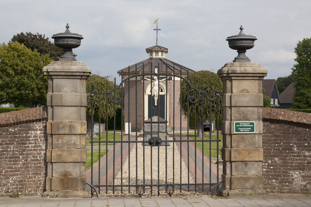 Commonwealth War Grave Roman Catholic Cemetery Baak #4