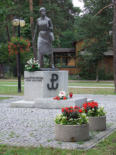 Monument Vrouwelijke Koeriers van het Thuisleger #1