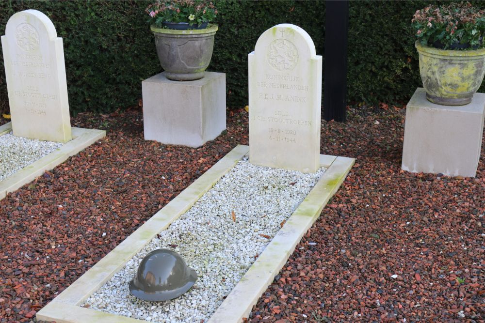 Nederlandse Oorlogsgraven Erekerkhof Stoottroepen Beneden-Leeuwen #3