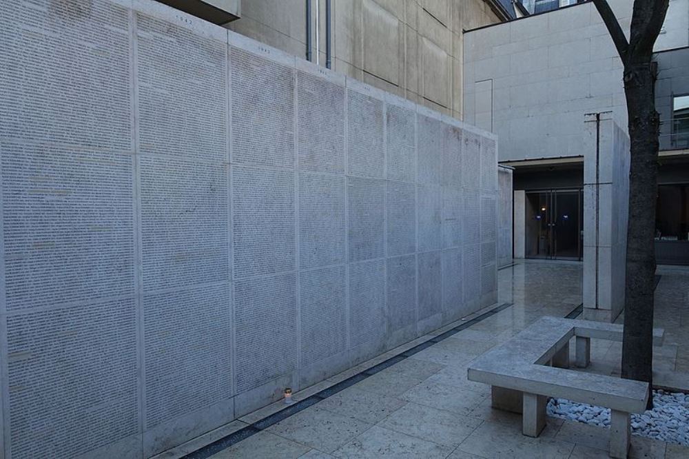 Wall of Names and Crypt Mmorial de la Shoah