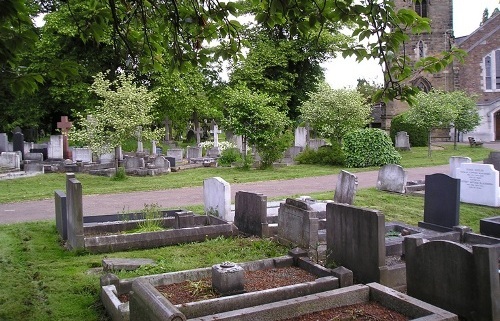 Commonwealth War Graves St Mary Magdalene Churchyard