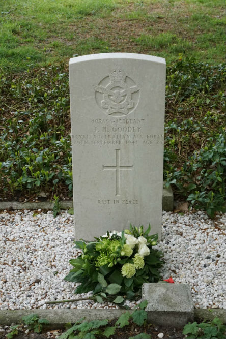 Commonwealth War Graves Protestant Churchyard Blijham #4