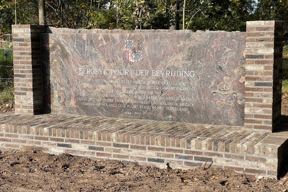 Monument Poort der Bevrijding Bergeijk #3