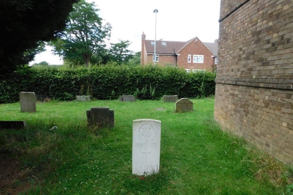 Commonwealth War Grave St. Mary Magdalene Churchyard #1