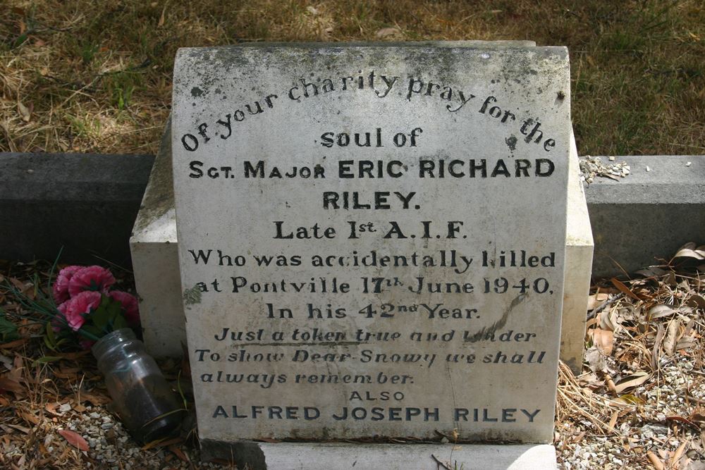 Commonwealth War Grave Kingston Roman Catholic Cemetery #1